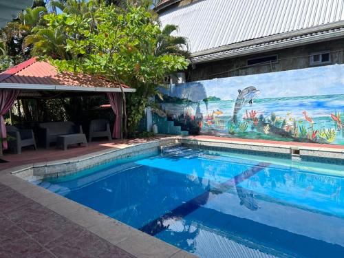 Swimming pool, Hotel El Delfin in Livingston Swimming pool, Hotel El Delfin in Livingston