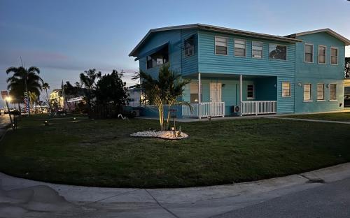 Lovely vacation home 1 block from beach & downtown Gulfport in Gulfport (FL) Lovely vacation home 1 block from beach & downtown Gulfport in Gulfport (FL)