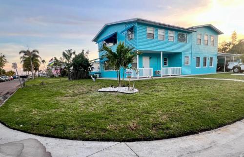 Lovely vacation home 1 block from beach & downtown Gulfport in Gulfport (FL) Lovely vacation home 1 block from beach & downtown Gulfport in Gulfport (FL)