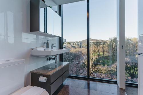Central Located 2-Bed with Pool, Gym & Parking near オーストラリアン・アーミー・メモリアル Central Located 2-Bed with Pool, Gym & Parking near オーストラリアン・アーミー・メモリアル