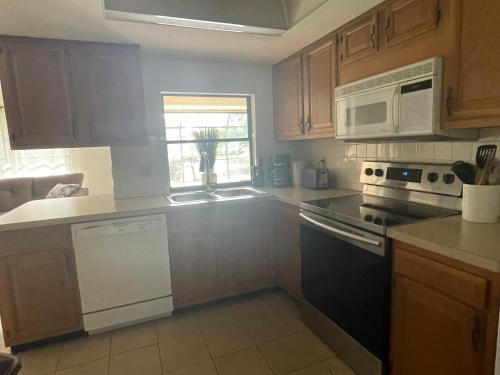 Pool home, close to beach, 3 bedroom/2 bathroom, lakeview in Kelet-Naples Pool home, close to beach, 3 bedroom/2 bathroom, lakeview in Kelet-Naples