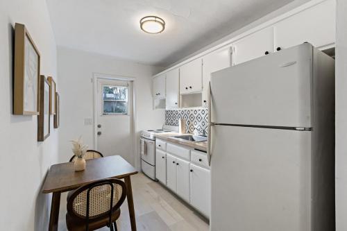 Charming cozy studio @ Lake Ridge in Wilton Manors Charming cozy studio @ Lake Ridge in Wilton Manors