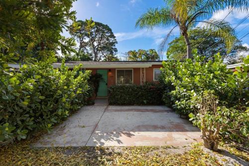 Charming cozy studio @ Lake Ridge in Wilton Manors Charming cozy studio @ Lake Ridge in Wilton Manors