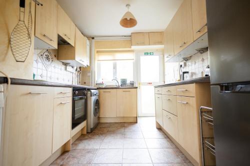 Cocina, Oak House in Mid Wales with Log Burner By Seren Short Stays in Machynlleth Cocina, Oak House in Mid Wales with Log Burner By Seren Short Stays in Machynlleth