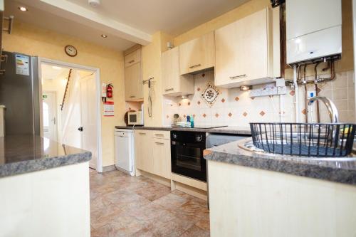 Cocina, Oak House in Mid Wales with Log Burner By Seren Short Stays in Machynlleth Cocina, Oak House in Mid Wales with Log Burner By Seren Short Stays in Machynlleth