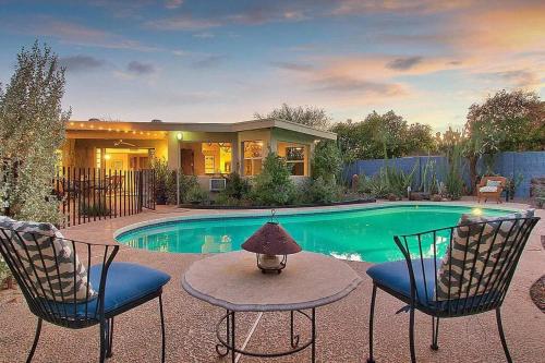 Cactus Oasis with pool and hot tub in Old Town!