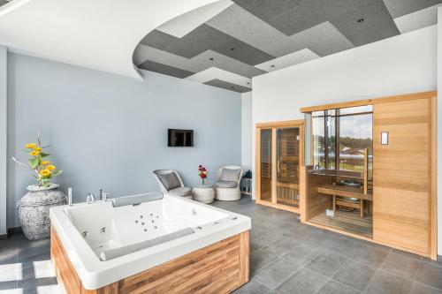 Gyógyfürdő, Mövenpick Resort & Spa Fruske Terme in Vrdnik Gyógyfürdő, Mövenpick Resort & Spa Fruske Terme in Vrdnik