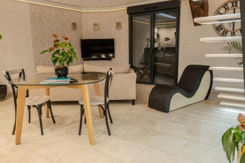 Shared lounge/TV area, Espace evasions Loft Kis LOVE ROOM in Lardenne Shared lounge/TV area, Espace evasions Loft Kis LOVE ROOM in Lardenne