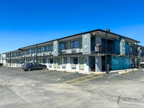 Exterior view, Super 7 Motel in Coralville (IA) Exterior view, Super 7 Motel in Coralville (IA)