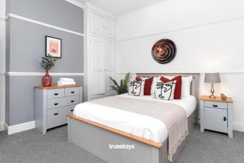NEW Oakhill House by Truestays - 5 Bedroom House in Stoke-on-Trent in 特伦特法尔 NEW Oakhill House by Truestays - 5 Bedroom House in Stoke-on-Trent in 特伦特法尔