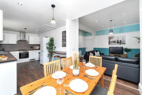 NEW Oakhill House by Truestays - 5 Bedroom House in Stoke-on-Trent in 特伦特法尔 NEW Oakhill House by Truestays - 5 Bedroom House in Stoke-on-Trent in 特伦特法尔