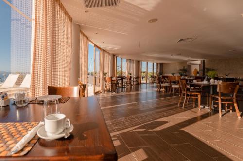 Étterem, The Bannister Hotel & Yacht Club by Mint in Samana Étterem, The Bannister Hotel & Yacht Club by Mint in Samana