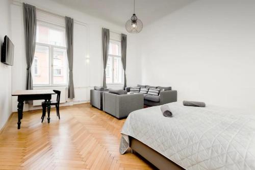 BudapeStayz - Izabella Studios