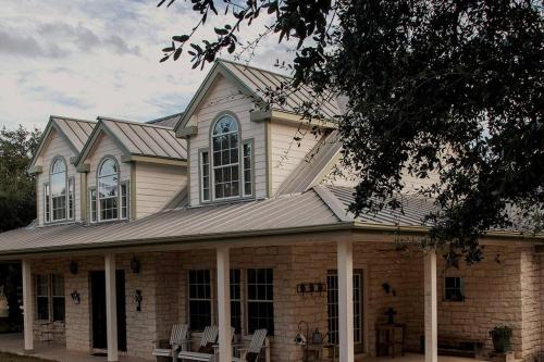 Encino Viejo (Old Oak)-Ranch Style Home on 5 Acres