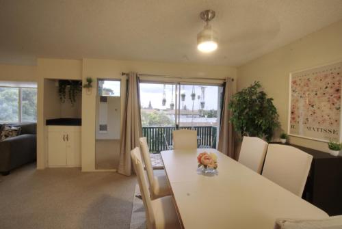 Létesítmények, Castro Place in Downtown San Leandro in San Leandro (Kalifornia) Létesítmények, Castro Place in Downtown San Leandro in San Leandro (Kalifornia)