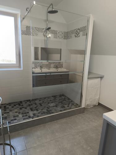 Zuhanyzó, Grande Maison de plain pied avec jardin arboré. (Grande Maison de plain pied avec jardin arbore.) in Bleneau Zuhanyzó, Grande Maison de plain pied avec jardin arboré. (Grande Maison de plain pied avec jardin arbore.) in Bleneau