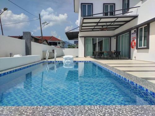 100 négyzetméteres, 4 hálószobás Villa 5 fürdőszobával Kampung Jawa területén (Dawn de Ville-Private Pool BBQ Karaoke 34-40pax) near Birch Emlékmű Toronyóra 100 négyzetméteres, 4 hálószobás Villa 5 fürdőszobával Kampung Jawa területén (Dawn de Ville-Private Pool BBQ Karaoke 34-40pax) near Birch Emlékmű Toronyóra