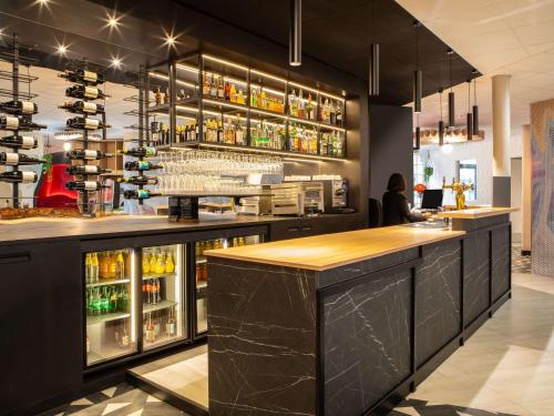 Bar/lounge, Ibis Paris Ornano Montmartre Nord 18Eme near Marche aux Puces de St-Ouen Market Bar/lounge, Ibis Paris Ornano Montmartre Nord 18Eme near Marche aux Puces de St-Ouen Market