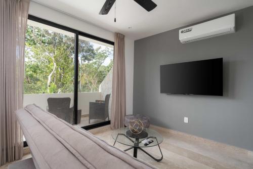 2BD with Rooftop Pool near Beach