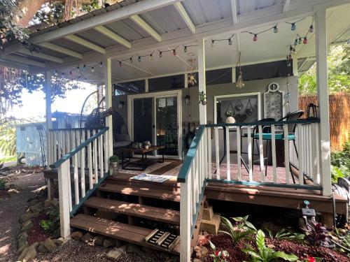 Banyan Bungalow in Captain Cook (HI) Banyan Bungalow in Captain Cook (HI)
