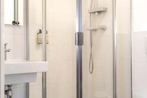 Shower, Restaurant & Hotel Monopole Harderwijk in Harderwijk Shower, Restaurant & Hotel Monopole Harderwijk in Harderwijk