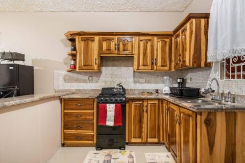 مطبخ, Fully AC 2BR, 5 mins from Ian Fleming Int Airport in Boscobel مطبخ, Fully AC 2BR, 5 mins from Ian Fleming Int Airport in Boscobel