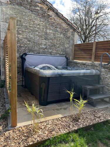 Gite avec jacuzzi 6 personnes in Brouchaud Gite avec jacuzzi 6 personnes in Brouchaud