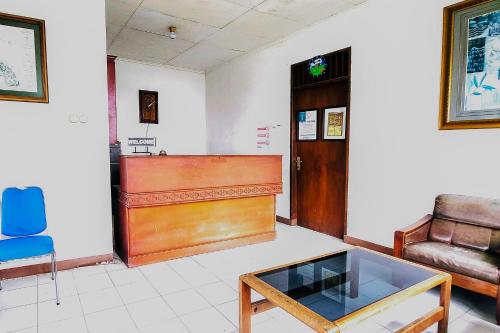 Lobby, RedDoorz near Pasar Cipanas near Kebon Raya Cibodas Lobby, RedDoorz near Pasar Cipanas near Kebon Raya Cibodas