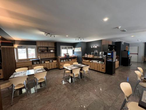 餐饮, Yomo Imperial in 桑特朱莉娅德洛里亚 餐饮, Yomo Imperial in 桑特朱莉娅德洛里亚