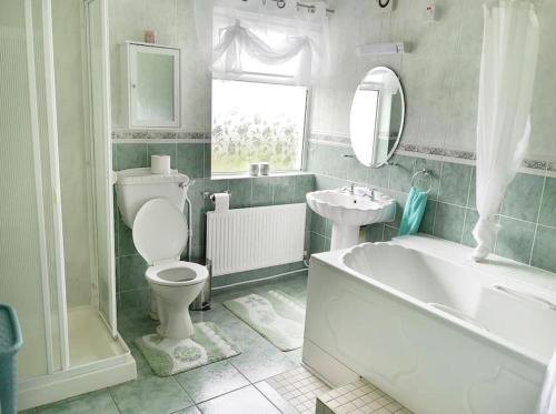 Ванна кімната, Woodmount Cottage in Еністімон Ванна кімната, Woodmount Cottage in Еністімон