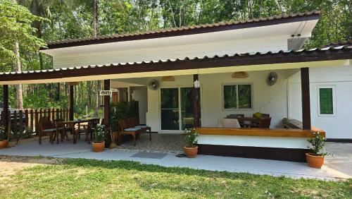 A szálláshely kívülről, Gecko House Koh Kood in Klong Hin Öböl A szálláshely kívülről, Gecko House Koh Kood in Klong Hin Öböl