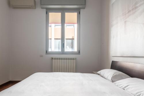 Modernità a Milano: Bilocale con Balcone