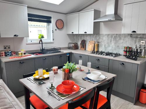 Létesítmények, Award winning Serenity Lodge with outstanding lakeside views from the hot tub , at Tallington Lakes in Market Deeping Létesítmények, Award winning Serenity Lodge with outstanding lakeside views from the hot tub , at Tallington Lakes in Market Deeping