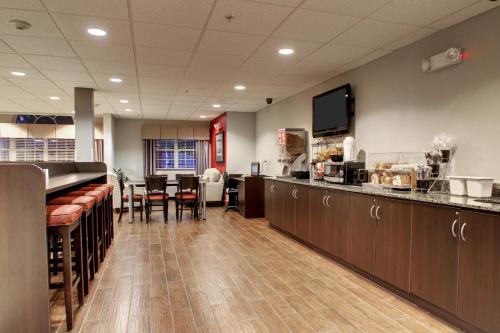 餐飲選擇, 塔斯卡盧薩近大學麥克羅特套房酒店 (Microtel Inn & Suites by Wyndham Tuscaloosa Near University) in 土斯卡魯沙 (AL) 餐飲選擇, 塔斯卡盧薩近大學麥克羅特套房酒店 (Microtel Inn & Suites by Wyndham Tuscaloosa Near University) in 土斯卡魯沙 (AL)
