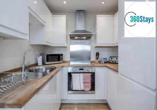 кухня, Luxury 1 Bedroom Apartment 06 with Parking in Maidenhead by 360stays in Мейдънхед кухня, Luxury 1 Bedroom Apartment 06 with Parking in Maidenhead by 360stays in Мейдънхед