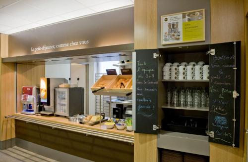 Food and beverages, B&B Hotel Paris Le Bourget in La Courneuve Food and beverages, B&B Hotel Paris Le Bourget in La Courneuve