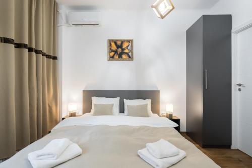 Urban Walls Apartments 5B