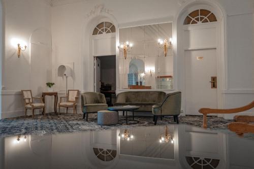 Hotel Le Royal Promenade des Anglais near Musée Masséna Hotel Le Royal Promenade des Anglais near Musée Masséna