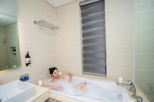 Shower, Wyndham Sky Lake Resort and Villas in Chuong My Shower, Wyndham Sky Lake Resort and Villas in Chuong My