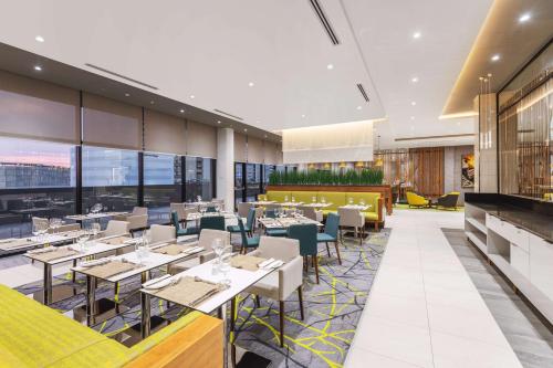 Ресторан, Hilton Garden Inn Windhoek in Віндгук Ресторан, Hilton Garden Inn Windhoek in Віндгук