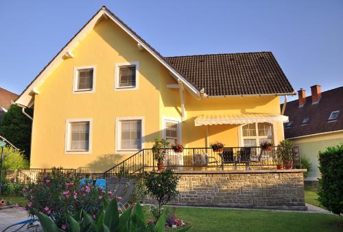 Napsugár Vendégház (Napsugar Vendeghaz) in ทิฮานี่ Napsugár Vendégház (Napsugar Vendeghaz) in ทิฮานี่