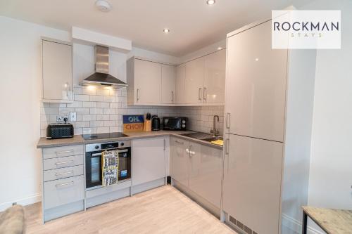 Royal Oak 1 - FREE PARKING - 2 Bedroom Apartment - 2 bathrooms - Sleeps 6 - Perfect for Contractors in Észak-Brentwood Royal Oak 1 - FREE PARKING - 2 Bedroom Apartment - 2 bathrooms - Sleeps 6 - Perfect for Contractors in Észak-Brentwood