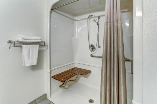 浴室, 克利夫蘭6號汽車旅館- 梅迪納 (Motel 6-Medina, OH - Cleveland) in 俄亥俄州梅迪納 (OH) 浴室, 克利夫蘭6號汽車旅館- 梅迪納 (Motel 6-Medina, OH - Cleveland) in 俄亥俄州梅迪納 (OH)