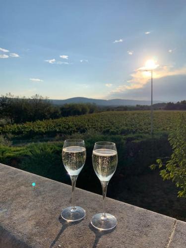 Provensa - love room avec balneo et terrasse avec vue in 佩爾蒂伊市中心 Provensa - love room avec balneo et terrasse avec vue in 佩爾蒂伊市中心
