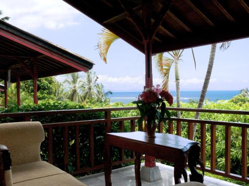 阳台/露台, 普里邦加海滩别墅酒店 (Puri Bunga Beach Cottages Hotel) in 龙目岛 阳台/露台, 普里邦加海滩别墅酒店 (Puri Bunga Beach Cottages Hotel) in 龙目岛