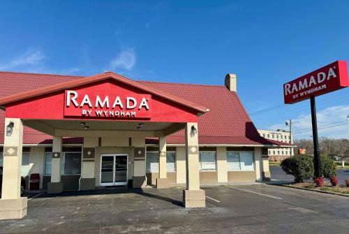 A szálláshely kívülről, Ramada by Wyndham Lumberton in Lumberton (Észak-Karolina) A szálláshely kívülről, Ramada by Wyndham Lumberton in Lumberton (Észak-Karolina)