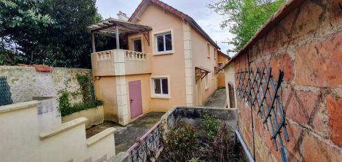 Entrance, COQUELICOT - Spacieuse maison 172m2 - 4 chambres - Parking Prive & Wifi Gratuit in Yerres Entrance, COQUELICOT - Spacieuse maison 172m2 - 4 chambres - Parking Prive & Wifi Gratuit in Yerres