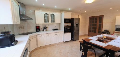 Kitchen, COQUELICOT - Spacieuse maison 172m2 - 4 chambres - Parking Prive & Wifi Gratuit in Yerres Kitchen, COQUELICOT - Spacieuse maison 172m2 - 4 chambres - Parking Prive & Wifi Gratuit in Yerres