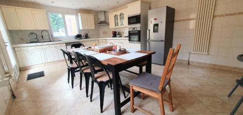 Kitchen, COQUELICOT - Spacieuse maison 172m2 - 4 chambres - Parking Prive & Wifi Gratuit in Yerres Kitchen, COQUELICOT - Spacieuse maison 172m2 - 4 chambres - Parking Prive & Wifi Gratuit in Yerres