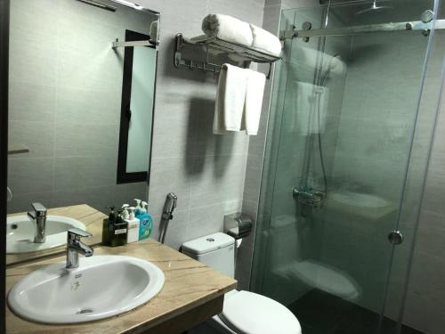 Bathroom, Hotel Nam Son Tan Duong in North Cam River Urban Bathroom, Hotel Nam Son Tan Duong in North Cam River Urban